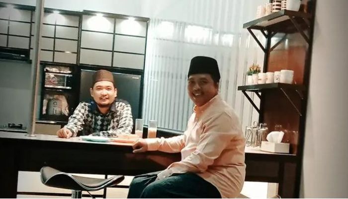 Foto KH Zainil Ghulam (peci hitam) bersama KH Hanani Basyamka. Sumber: FB KH Hanani Basyamka.