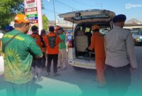 Pihak Tim SAR Gabungan ketika mengevakuasi korban yang hilang terseret ombak di Pantai Payangan, Kecamatan Ambulu, Jember (Foto: Istimewa). 
