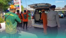 Pihak Tim SAR Gabungan ketika mengevakuasi korban yang hilang terseret ombak di Pantai Payangan, Kecamatan Ambulu, Jember (Foto: Istimewa).