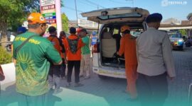 Pihak Tim SAR Gabungan ketika mengevakuasi korban yang hilang terseret ombak di Pantai Payangan, Kecamatan Ambulu, Jember (Foto: Istimewa). 
