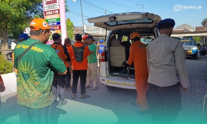 Pihak Tim SAR Gabungan ketika mengevakuasi korban yang hilang terseret ombak di Pantai Payangan, Kecamatan Ambulu, Jember (Foto: Istimewa). 