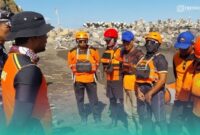 Tim SAR saat akan melakukan pencarian kakak beradik yang hilang terseret ombak di Pantai Payangan, Kecamatan Ambulu, Jember (Foto: Istimewa). 