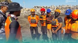 Tim SAR saat akan melakukan pencarian kakak beradik yang hilang terseret ombak di Pantai Payangan, Kecamatan Ambulu, Jember (Foto: Istimewa). 