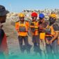 Tim SAR saat akan melakukan pencarian kakak beradik yang hilang terseret ombak di Pantai Payangan, Kecamatan Ambulu, Jember (Foto: Istimewa). 