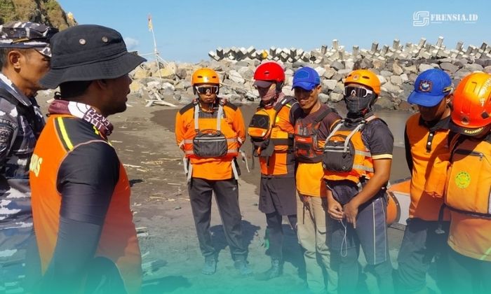 Tim SAR saat akan melakukan pencarian kakak beradik yang hilang terseret ombak di Pantai Payangan, Kecamatan Ambulu, Jember (Foto: Istimewa). 