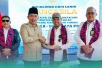 H. Rivqy Abdul Halim saat prosesi simbolis pembukaan rute penerbangan baru di Bandara Notohadinegoro (Foto: Istimewa). 