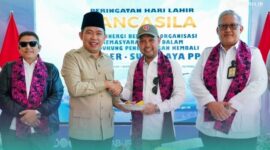 H. Rivqy Abdul Halim saat prosesi simbolis pembukaan rute penerbangan baru di Bandara Notohadinegoro (Foto: Istimewa). 