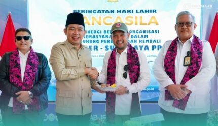 H. Rivqy Abdul Halim saat prosesi simbolis pembukaan rute penerbangan baru di Bandara Notohadinegoro (Foto: Istimewa).