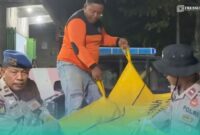 Tim SAR saat mengevakuasi korban yang terseret ombak (Foto: Istimewa). 