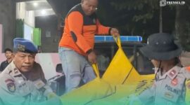 Tim SAR saat mengevakuasi korban yang terseret ombak (Foto: Istimewa). 
