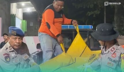 Tim SAR saat mengevakuasi korban yang terseret ombak (Foto: Istimewa).