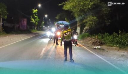 Pihak kepolisian saat melakukan olah TKP (Foto: Satlantas Polres Jember).