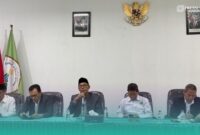 Jajaran pimpinan rektorat dan panitia lokal PMB PTKIN di lingkungan kampus UIN KHAS Jember (Foto: Humas UIN KHAS). 