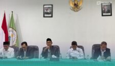 Jajaran pimpinan rektorat dan panitia lokal PMB PTKIN di lingkungan kampus UIN KHAS Jember (Foto: Humas UIN KHAS). 