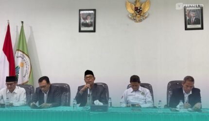 Jajaran pimpinan rektorat dan panitia lokal PMB PTKIN di lingkungan kampus UIN KHAS Jember (Foto: Humas UIN KHAS).