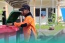 Petugas BPBD Jember saat melakukan pemilahan sampah (Foto: Istimewa). 