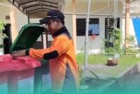 Petugas BPBD Jember saat melakukan pemilahan sampah (Foto: Istimewa). 