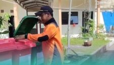 Petugas BPBD Jember saat melakukan pemilahan sampah (Foto: Istimewa). 