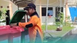 Petugas BPBD Jember saat melakukan pemilahan sampah (Foto: Istimewa). 