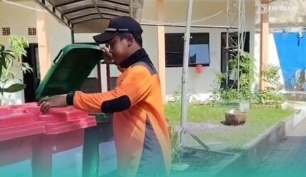 Petugas BPBD Jember saat melakukan pemilahan sampah (Foto: Istimewa).