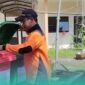 Petugas BPBD Jember saat melakukan pemilahan sampah (Foto: Istimewa). 