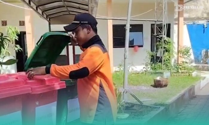Petugas BPBD Jember saat melakukan pemilahan sampah (Foto: Istimewa). 