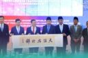 Konsulat Jenderal RRT  dan Bupati Jember, Gus Fawait, saat memegang tanda kerja sama (tengah) (Foto: Diskominfo Jember). 