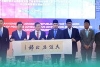 Konsulat Jenderal RRT  dan Bupati Jember, Gus Fawait, saat memegang tanda kerja sama (tengah) (Foto: Diskominfo Jember). 
