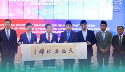 Konsulat Jenderal RRT dan Bupati Jember, Gus Fawait, saat memegang tanda kerja sama (tengah) (Foto: Diskominfo Jember).