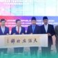 Konsulat Jenderal RRT  dan Bupati Jember, Gus Fawait, saat memegang tanda kerja sama (tengah) (Foto: Diskominfo Jember). 