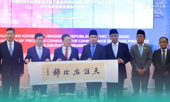 Konsulat Jenderal RRT  dan Bupati Jember, Gus Fawait, saat memegang tanda kerja sama (tengah) (Foto: Diskominfo Jember). 