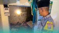 Pihak kepolisian saat mengecek lansia yang tewas terbakar akibat putung rokok (Foto: Istimewa). 