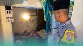 Pihak kepolisian saat mengecek lansia yang tewas terbakar akibat putung rokok (Foto: Istimewa). 