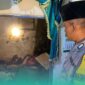 Pihak kepolisian saat mengecek lansia yang tewas terbakar akibat putung rokok (Foto: Istimewa). 