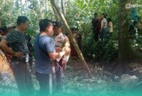 warga setempat saat menemukan kerangka manusia di Gunung Tengu, Kecamatan Kalisat, Kabupaten Jember (Foto: Istimewa). 