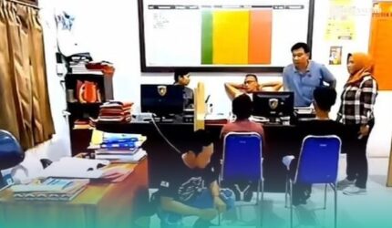 2 bocah remaja yang sedang menjalani pemeriksaan oleh pihak kepolisian Polsek Jenggawah, Jember (Foto: Istimewa).