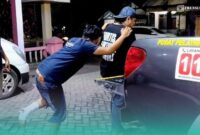 Tim Elang Bangsalsari (TEBAS) bersama Timsus 2 Jatanras Polres Jember saat  mengamankan pelaku (Foto: Istimewa). 