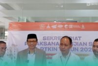 Kabiro AUPK UIN KHAS Jember, Dr. Nawawi (tengah dari kiri), Prof. Kusaeri, Anggota Pokja Pengembangan Soal dan Skoring UMPTKIN (tengah dari kanan) (Foto: Fadli/Frensia). 