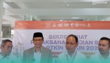 Kabiro AUPK UIN KHAS Jember, Dr. Nawawi (tengah dari kiri), Prof. Kusaeri, Anggota Pokja Pengembangan Soal dan Skoring UMPTKIN (tengah dari kanan) (Foto: Fadli/Frensia). 