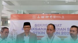 Kabiro AUPK UIN KHAS Jember, Dr. Nawawi (tengah dari kiri), Prof. Kusaeri, Anggota Pokja Pengembangan Soal dan Skoring UMPTKIN (tengah dari kanan) (Foto: Fadli/Frensia). 