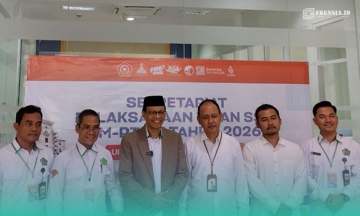 Jajaran pimpinan rektorat UIN KHAS Jember, panitia PMB lokal, dan Tim Pokja Pengembangan Soal dan Skoring UM-PTKIN (Foto: Fadli/Frensia). 