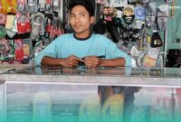 Ainur Rosi, salah satu Montir dan sekaligus Kasir di Bengkel Citra Motor, Kecamatan Mayang, Jember (Foto: Fadli/Frensia). 