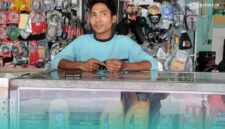 Ainur Rosi, salah satu Montir dan sekaligus Kasir di Bengkel Citra Motor, Kecamatan Mayang, Jember (Foto: Fadli/Frensia). 