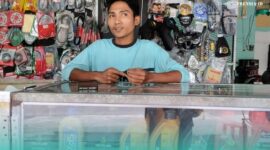 Ainur Rosi, salah satu Montir dan sekaligus Kasir di Bengkel Citra Motor, Kecamatan Mayang, Jember (Foto: Fadli/Frensia). 