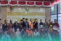 Anggota Serikat Tani Independen (Sekti) Kabupaten Jember, saat foto bersama salah satu anggota Komisi A DPRD Jember (Foto: Fadli/Frensia). 