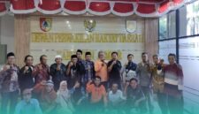 Anggota Serikat Tani Independen (Sekti) Kabupaten Jember, saat foto bersama salah satu anggota Komisi A DPRD Jember (Foto: Fadli/Frensia). 