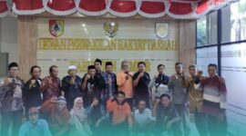 Anggota Serikat Tani Independen (Sekti) Kabupaten Jember, saat foto bersama salah satu anggota Komisi A DPRD Jember (Foto: Fadli/Frensia). 