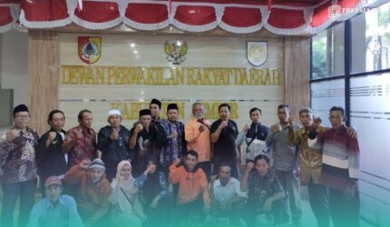 Anggota Serikat Tani Independen (Sekti) Kabupaten Jember, saat foto bersama salah satu anggota Komisi A DPRD Jember (Foto: Fadli/Frensia).