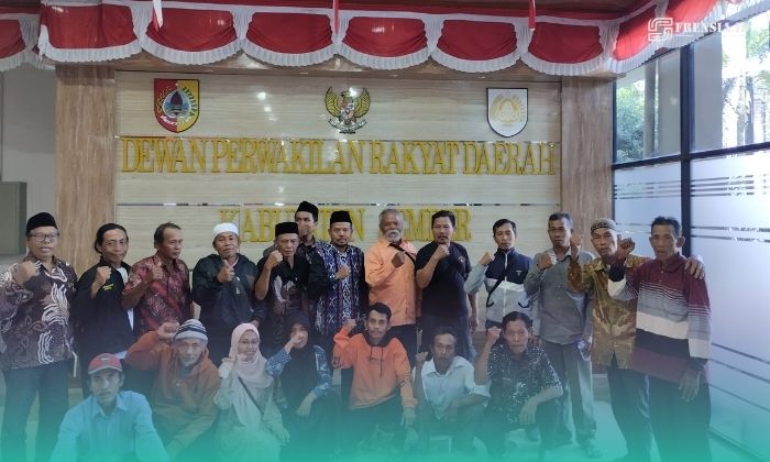Anggota Serikat Tani Independen (Sekti) Kabupaten Jember, saat foto bersama salah satu anggota Komisi A DPRD Jember (Foto: Fadli/Frensia). 