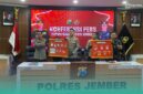 Pihak kepolisian Polres Jember, saat menunjukkan barang bukti kasus narkoba di Aula Rupatama (Foto: Sigit/Frensia). 